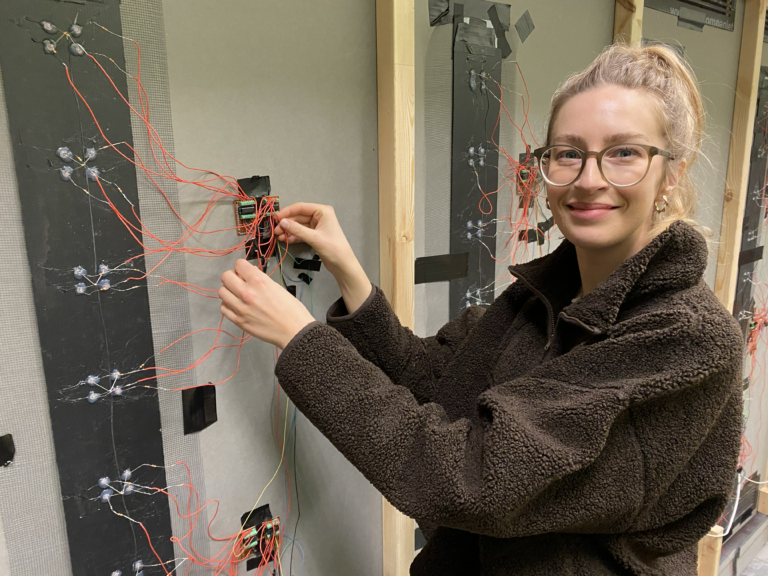 Deltagare som kopplar elektronik
